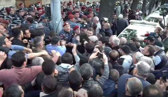 «Армения без турок»: напряженная обстановка у президентской резиденции (видео)